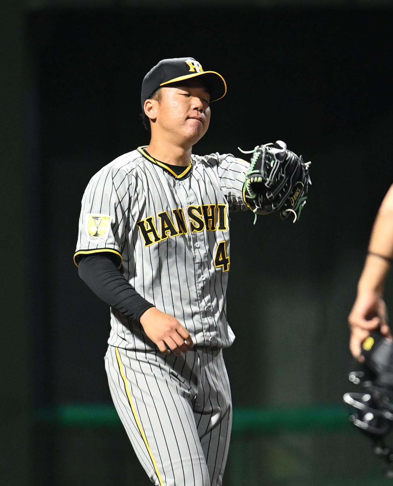 中日対阪神　8回裏中日1死満塁、石川昂に右前2点適時打を打たれ渋い表情の村上（撮影・森本幸一）