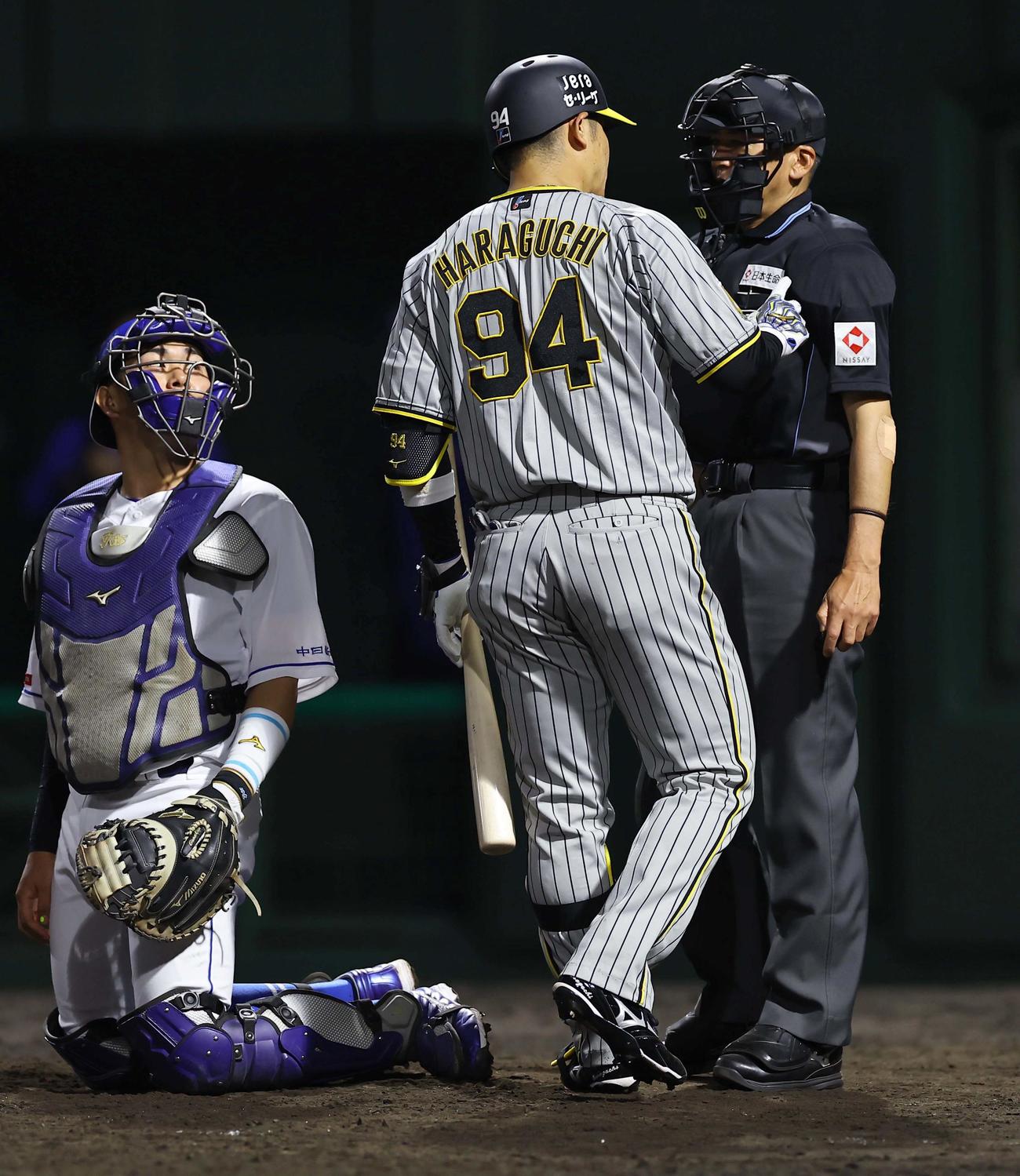 阪神対中日　9回表阪神1死、審判に詰め寄る原口（撮影・上田博志）