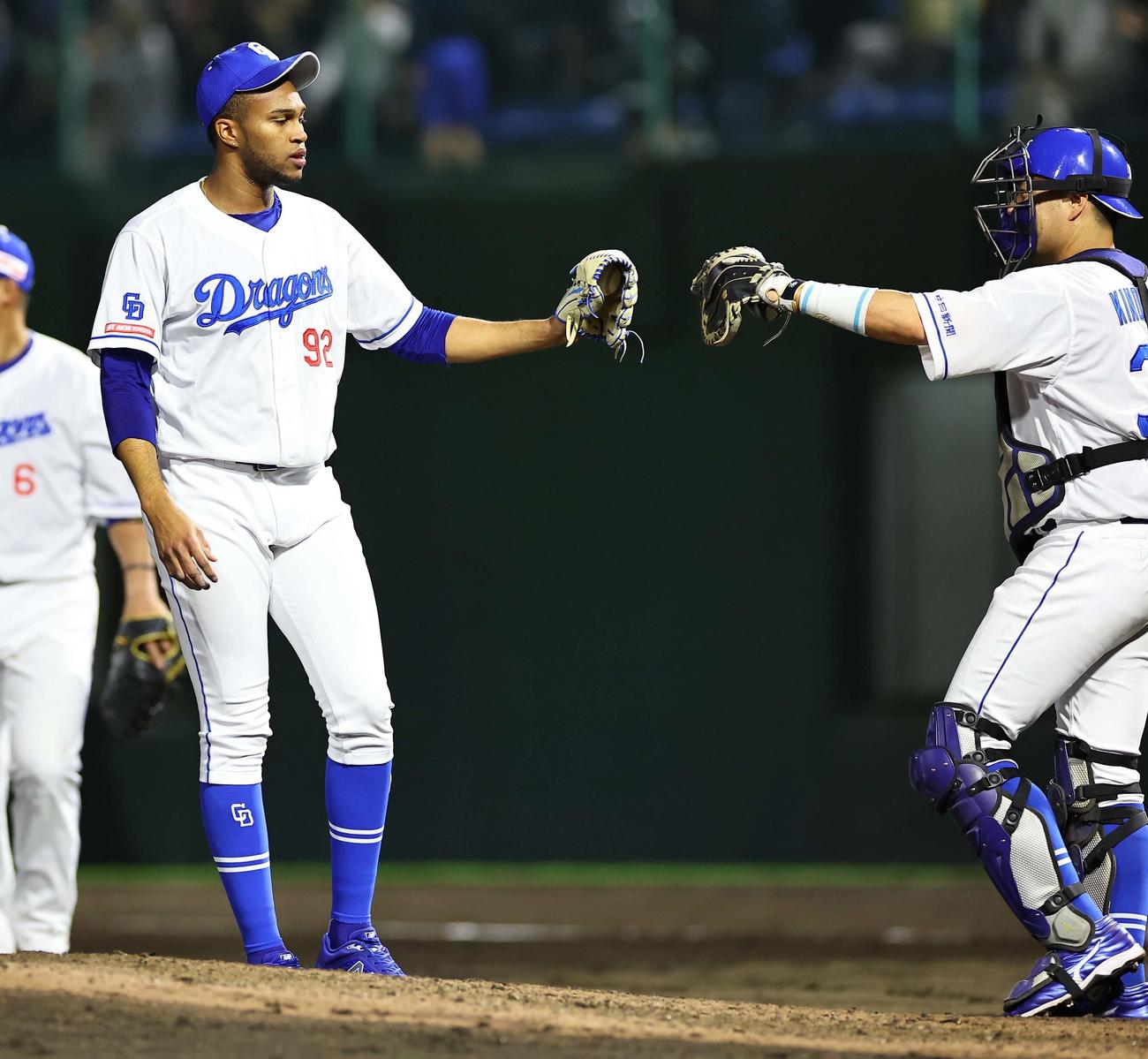 阪神対中日　阪神に勝利したマルティネス（左）は木下とグラブタッチをする（撮影・上田博志）