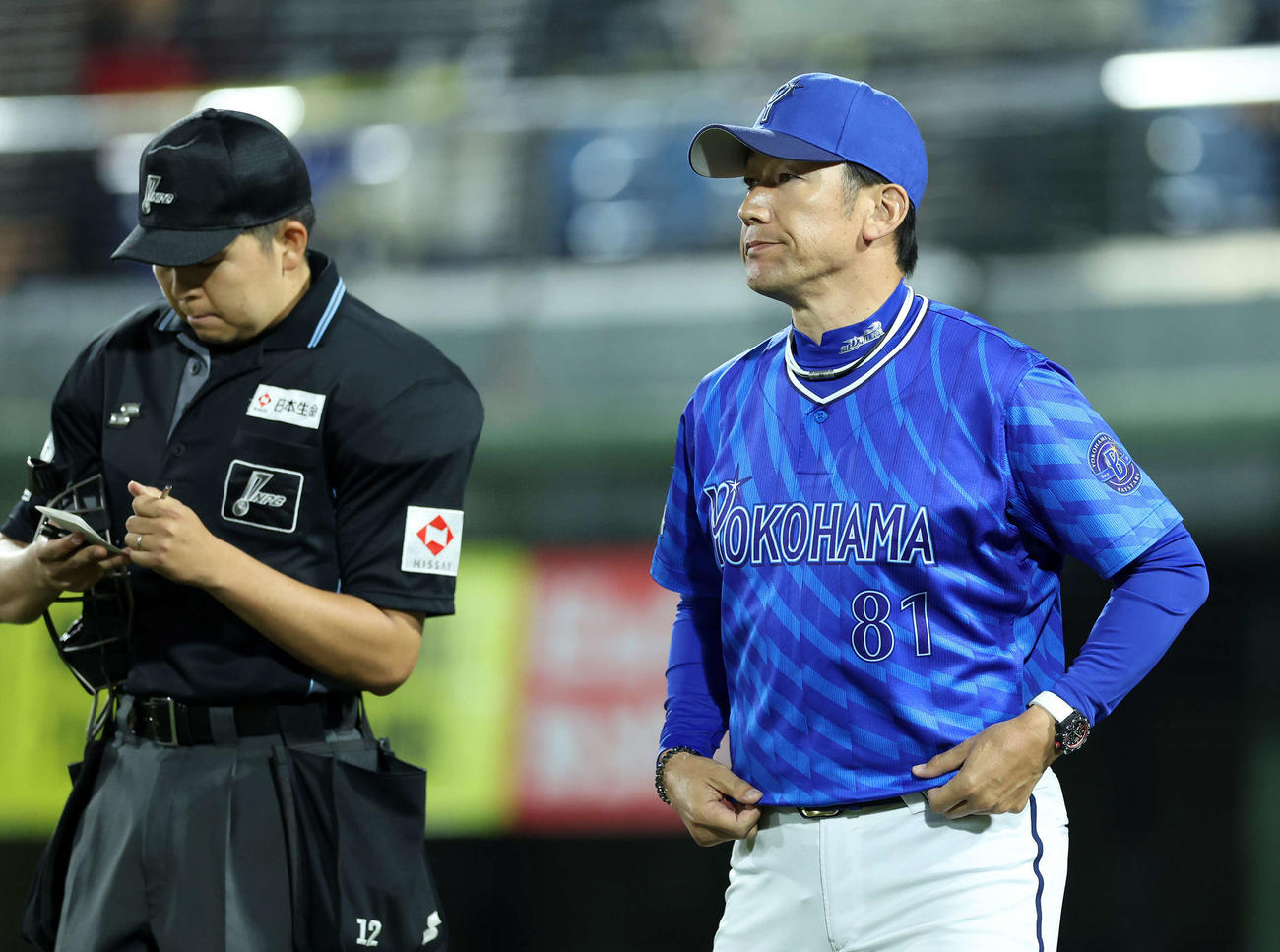 巨人対DeNA 7回裏、投手交代を告げるDeNA三浦監督（撮影・鈴木正人）
