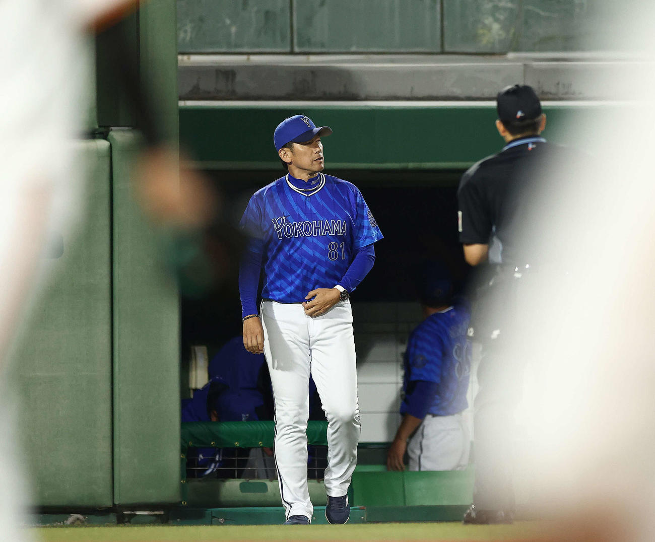 巨人対DeNA 8回表を終え、選手交代を告げる三浦監督（撮影・河田真司）