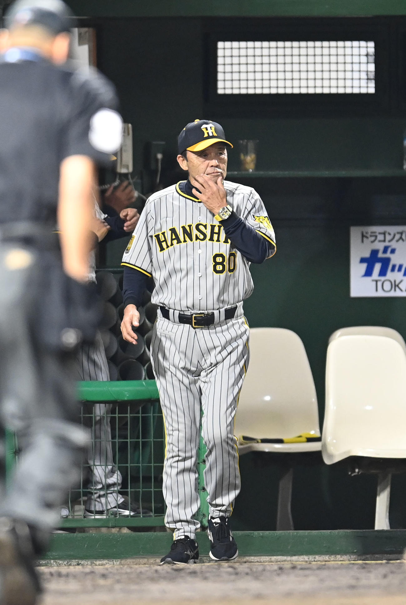 中日対阪神　8回裏中日1死一、二塁、投手交代を告げる岡田監督（撮影・森本幸一）