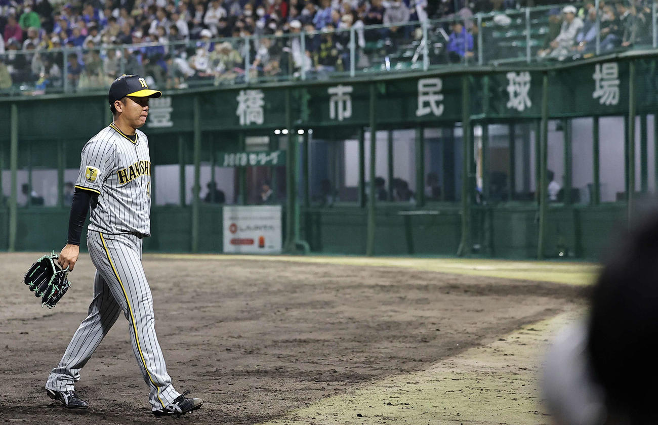 阪神対中日　村上は8回途中で降板する（撮影・上田博志）