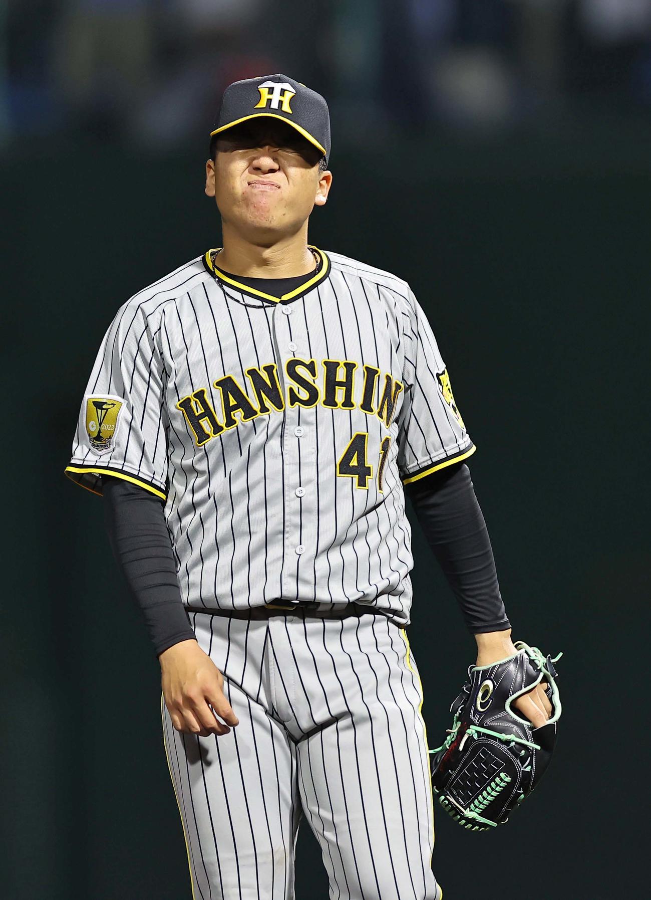 阪神対中日　8回裏中日無死一、三塁、カリステに適時打を浴びた村上は渋い表情を見せる（撮影・上田博志）