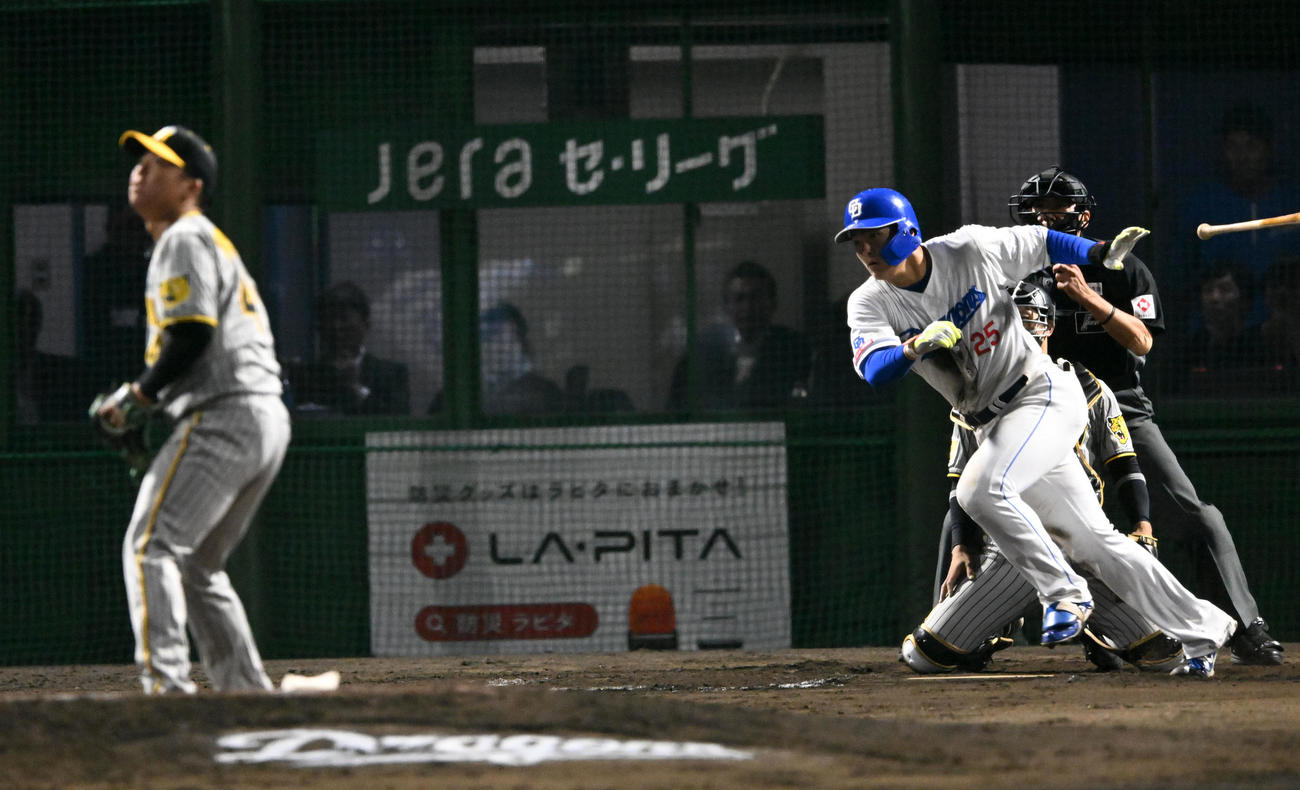 中日対阪神　8回裏中日1死満塁、石川昂は勝ち越しの右2点適時打を放つ。投手村上（撮影・前岡正明）