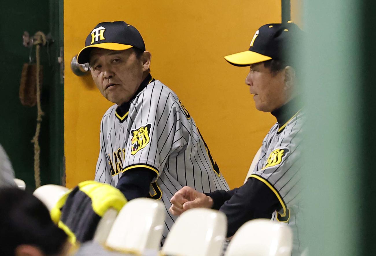 阪神対中日　ベンチで厳しい表情を見せる岡田監督（撮影・上田博志）