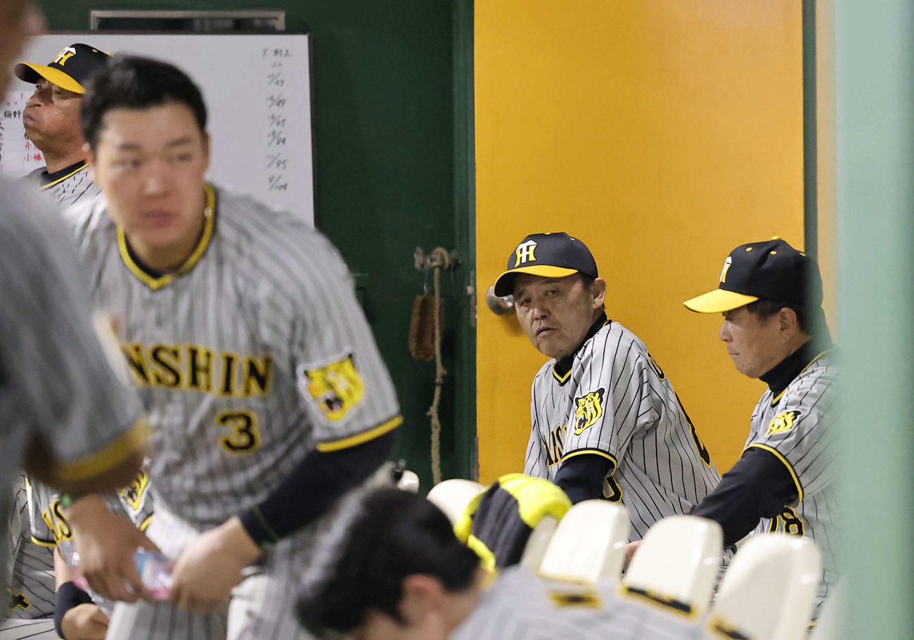 阪神対中日　ベンチで厳しい表情を見せる岡田監督（撮影・上田博志）