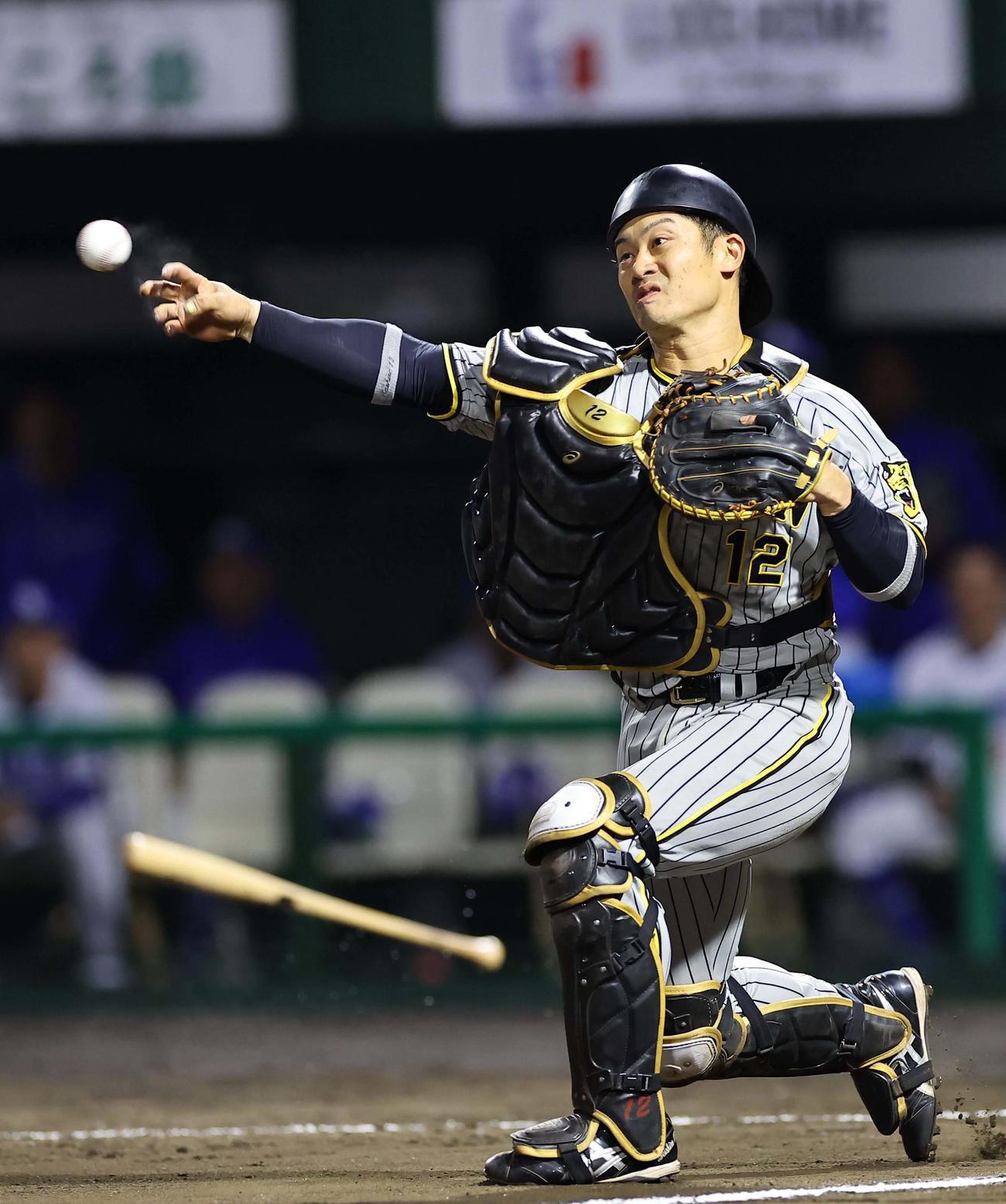 阪神対中日　8回裏中日無死二塁、田中のバントを三塁へ送球する坂本（撮影・上田博志）