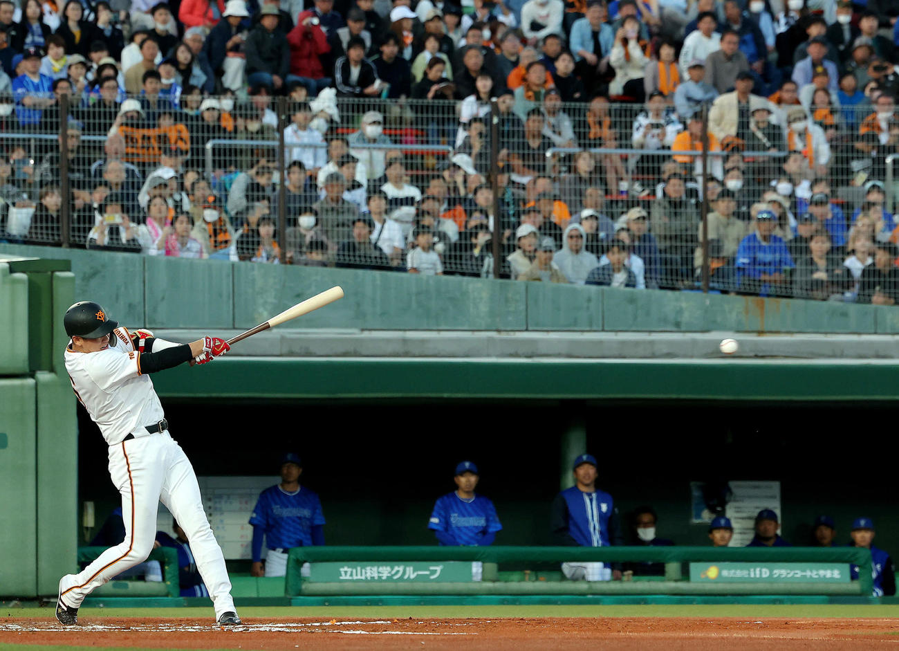巨人対DeNA 2回裏巨人無死、右前打を放つ坂本（撮影・河田真司）