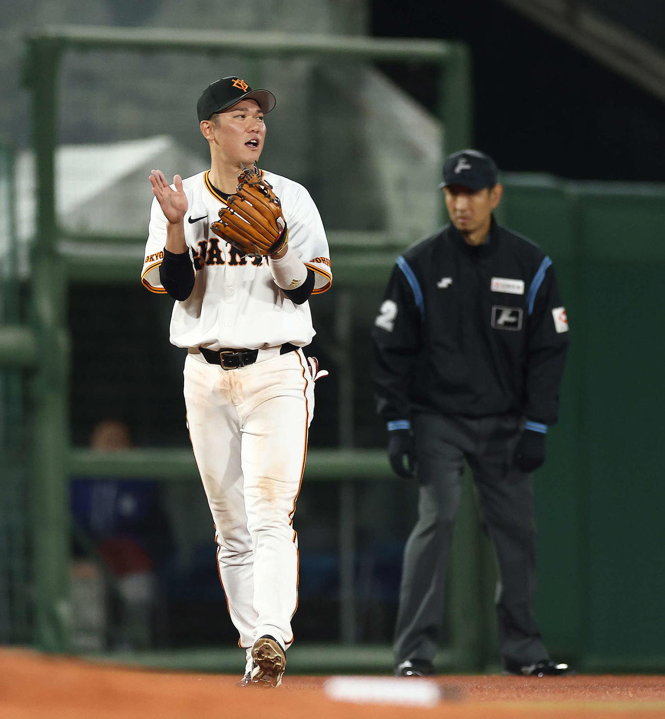 巨人対DeNA DeNAに勝利し、グラブをたたく坂本（撮影・河田真司）