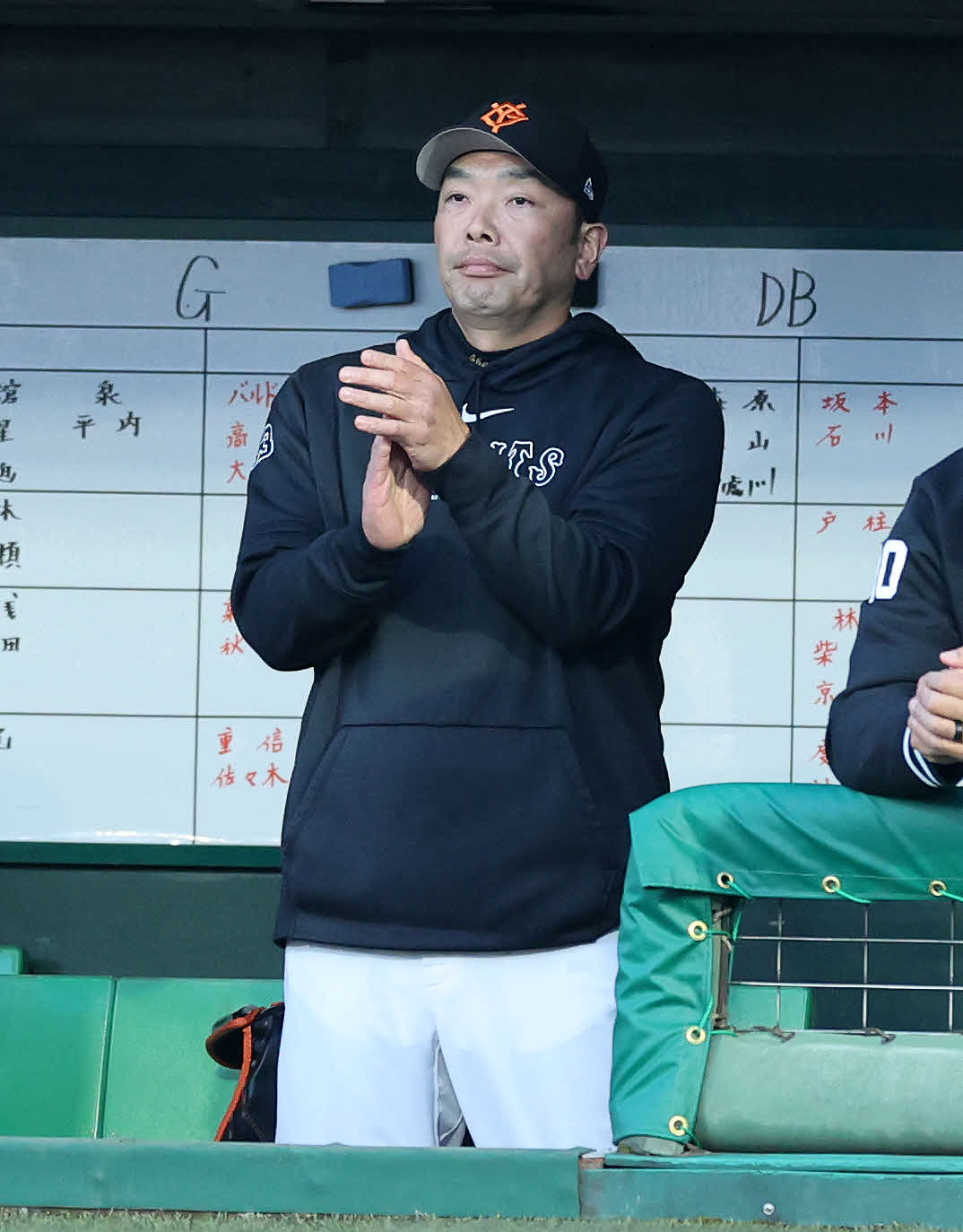 巨人対DeNA 2回裏巨人1死一塁、岸田の左越え2点本塁打に拍手する阿部監督（撮影・鈴木正人）