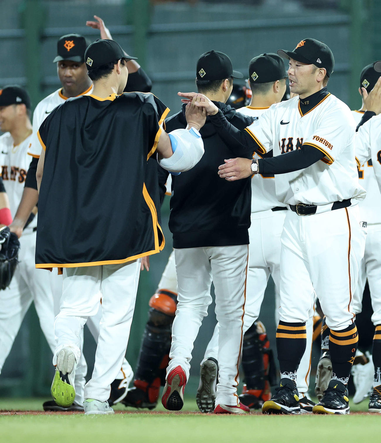 巨人対DeNA　勝利し巨人山崎伊（左手前）とタッチする阿部監督（撮影・鈴木正人）