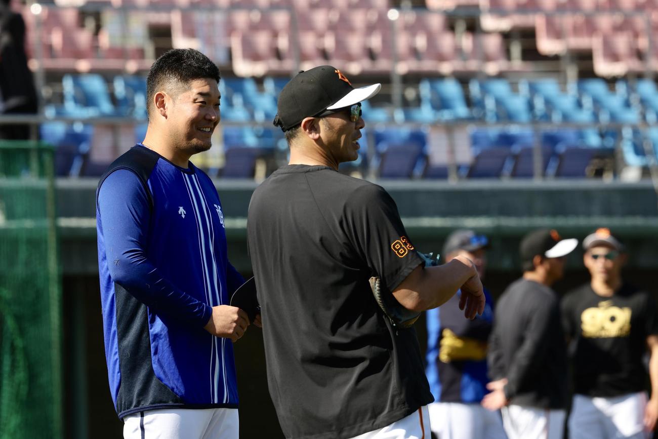 巨人対DeNA　試合前、笑顔で言葉を交わすDeNA筒香（左）と巨人阿部監督（撮影・河田真司）