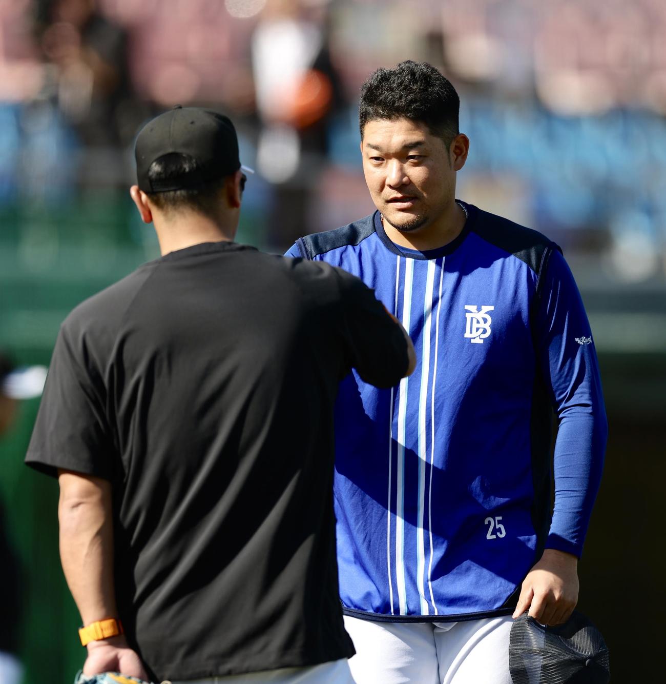 巨人対DeNA　試合前、巨人阿部監督（手前）とあいさつを交わすDeNA筒香（撮影・河田真司）