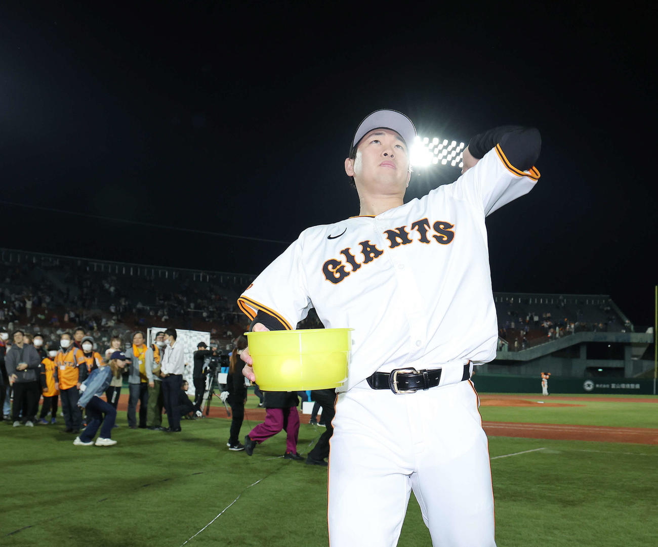 巨人対DeNA DeNAに勝利し、観客席に球を投げ入れる山崎伊（撮影・河田真司）