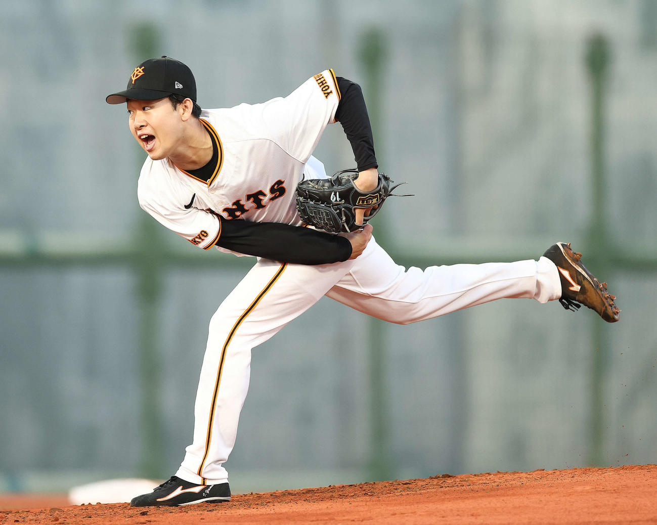 巨人対DeNA 2回表、力投する山崎伊（撮影・河田真司）