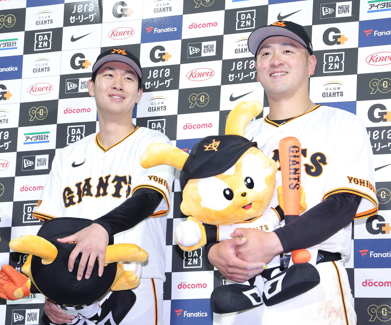 巨人対DeNA DeNAに勝利し、お立ち台で笑顔を見せる巨人山崎伊（左）と岸田（撮影・河田真司）