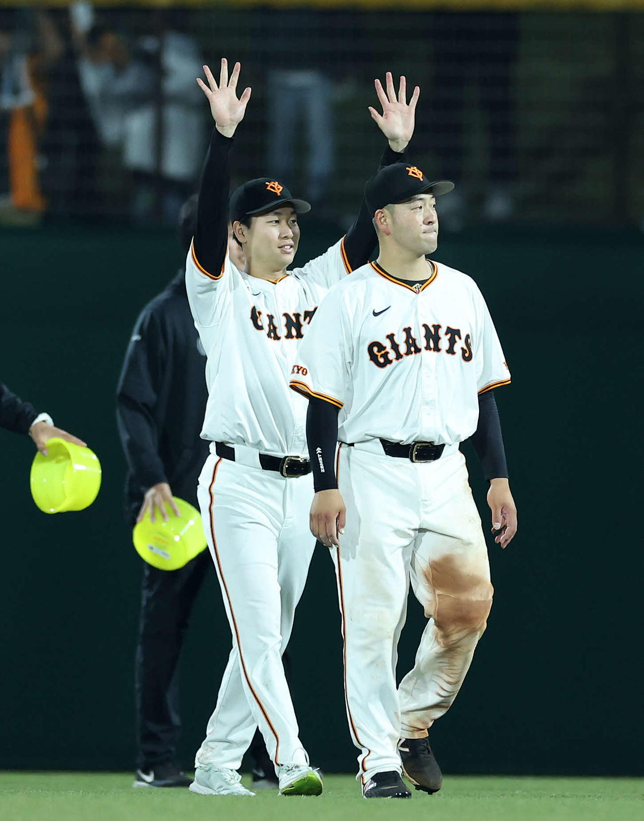 巨人対DeNA　勝利しファンに手を振る巨人山崎伊（左）と岸田（撮影・鈴木正人）
