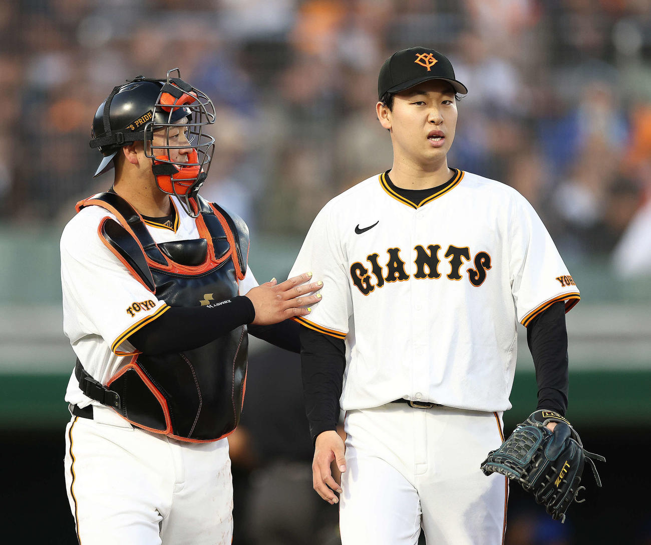 巨人対DeNA 2回表を抑え、言葉を交わす岸田（左）と山崎伊（撮影・河田真司）