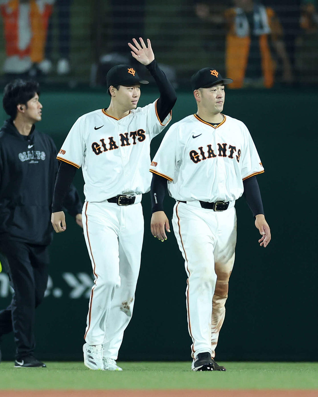 巨人対DeNA　勝利しファンに手を振る巨人山崎伊（左）と岸田（撮影・鈴木正人）
