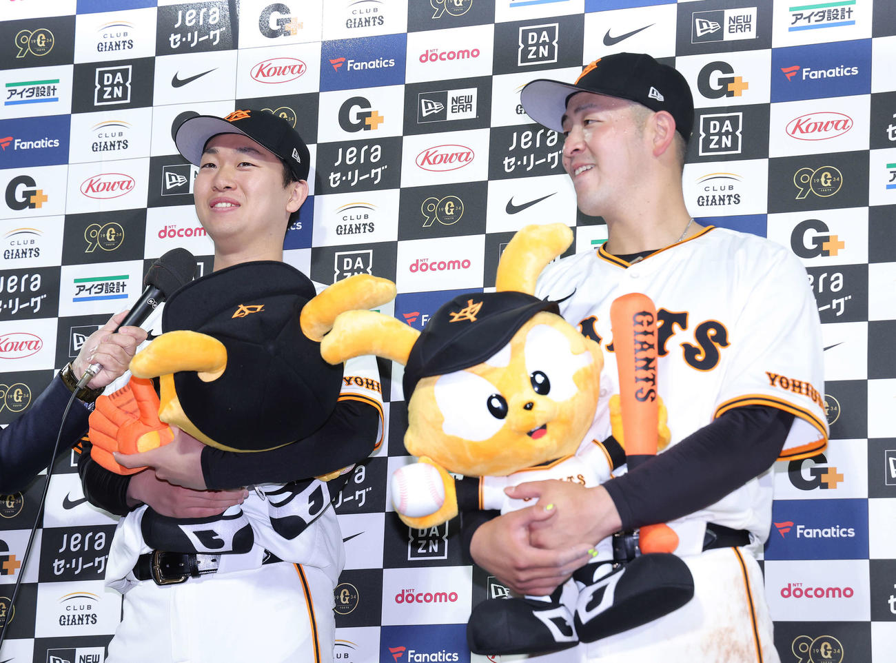 巨人対DeNA DeNAに勝利し、お立ち台で笑顔を見せる巨人山崎伊（左）と岸田（撮影・河田真司）