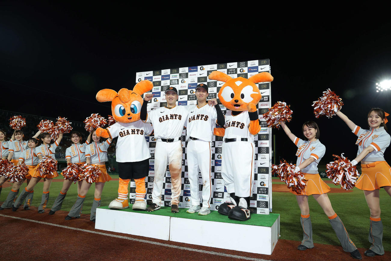 巨人対DeNA DeNAに勝利し、お立ち台で写真に納まる巨人岸田（中央左）と山崎伊（撮影・河田真司）