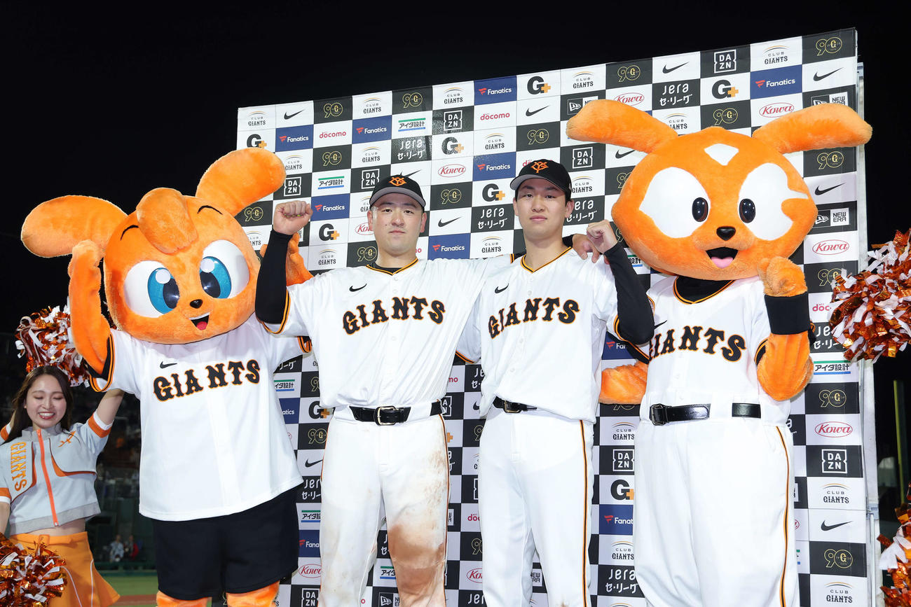 巨人対DeNA DeNAに勝利し、お立ち台で写真に納まる巨人岸田（中央左）と山崎伊（撮影・河田真司）
