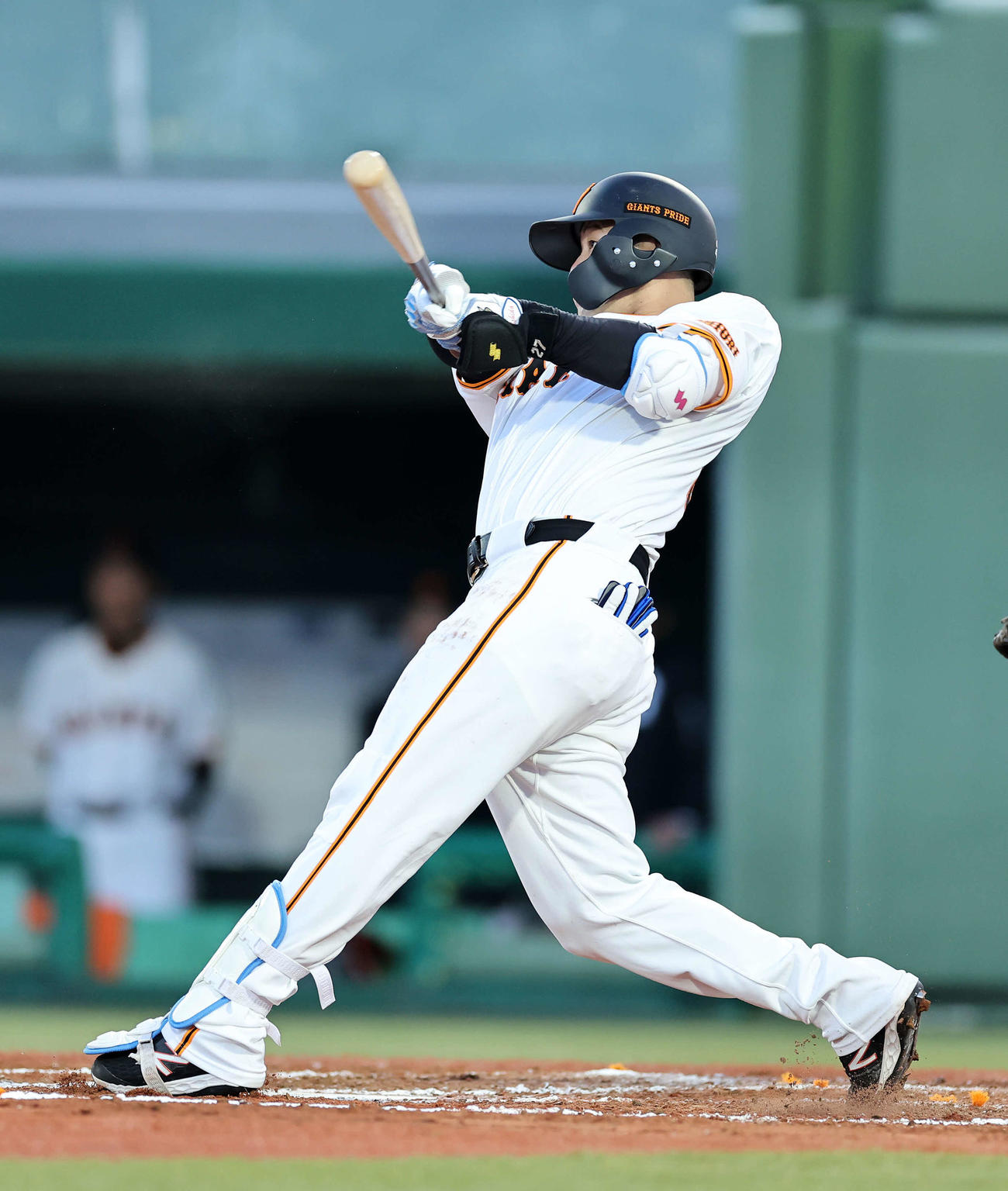 巨人対DeNA 2回裏巨人1死一塁、岸田は左越え2点本塁打を放つ（撮影・鈴木正人）