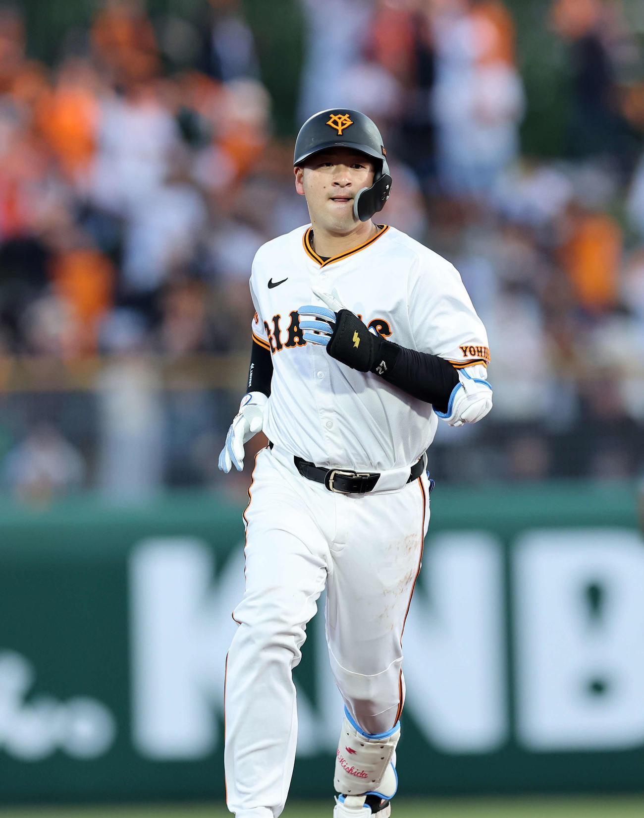 巨人対DeNA 2回裏巨人1死一塁、岸田は左越え2点本塁打を放つ（撮影・鈴木正人）