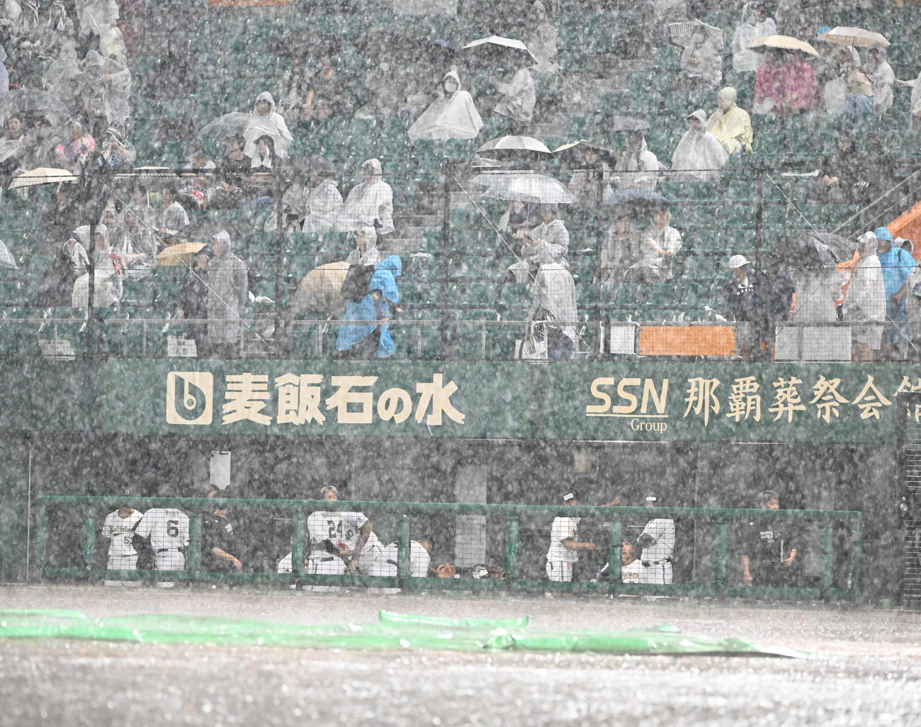 オリックス対ロッテ　悪天候とためコールドゲームとなり引き揚げるオリックスナイン（撮影・和賀正仁）