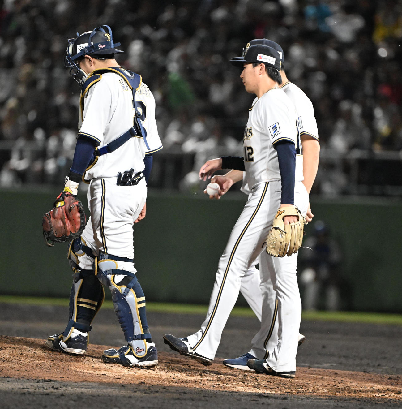 オリックス対ロッテ　5回表ロッテ1死一、二塁、山口を迎え降板となった東（撮影・和賀正仁）
