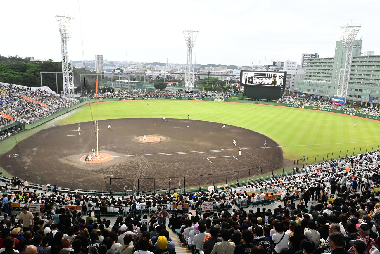 オリックス対ロッテ　雨がそぼ降る中、沖縄セルラー那覇で行われたオリックス対ロッテ戦（撮影・和賀正仁）
