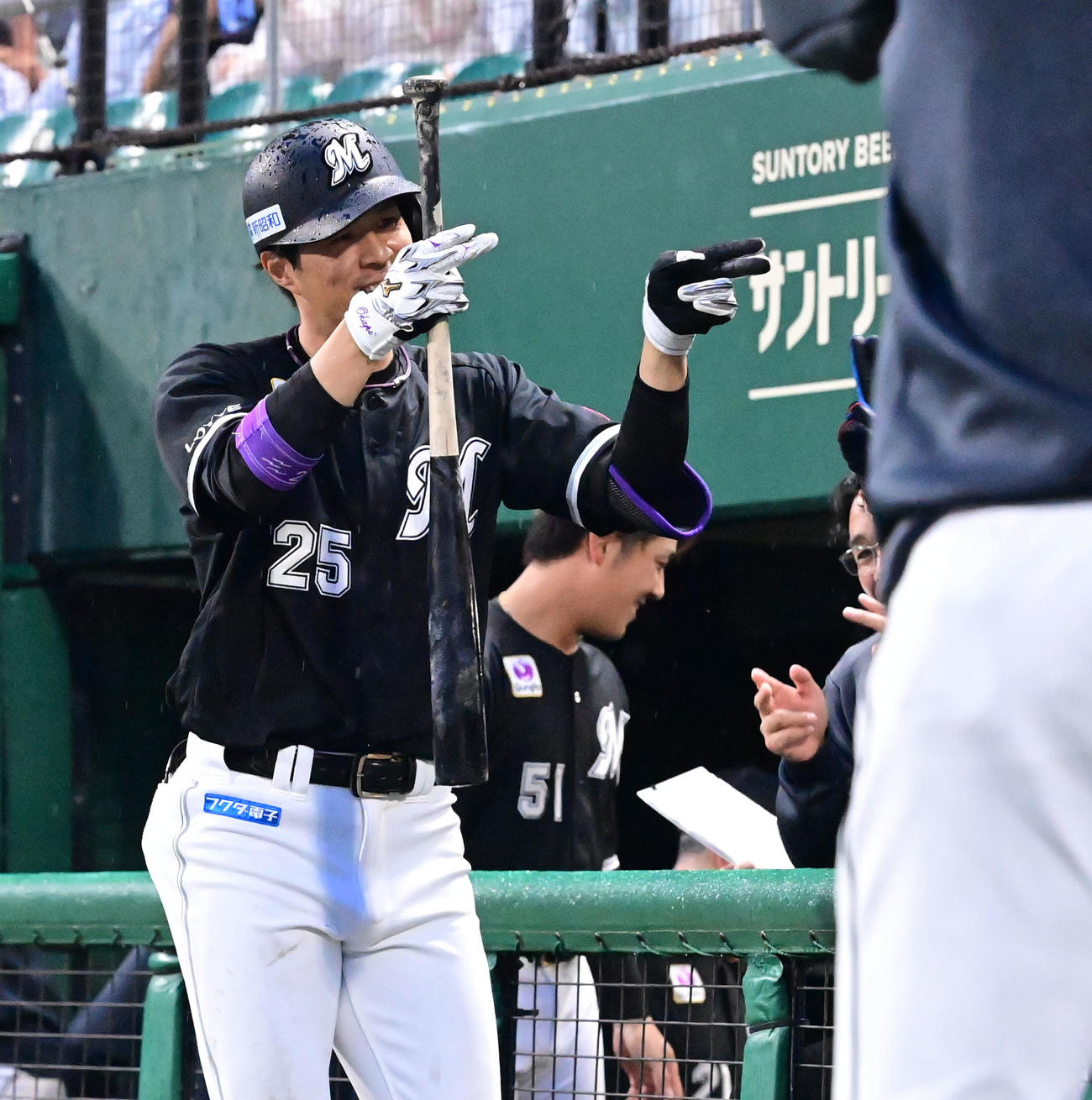 オリックス対ロッテ　2回表ロッテ1死、左越えに本塁打を放った岡はナインとタッチ（撮影・和賀正仁）