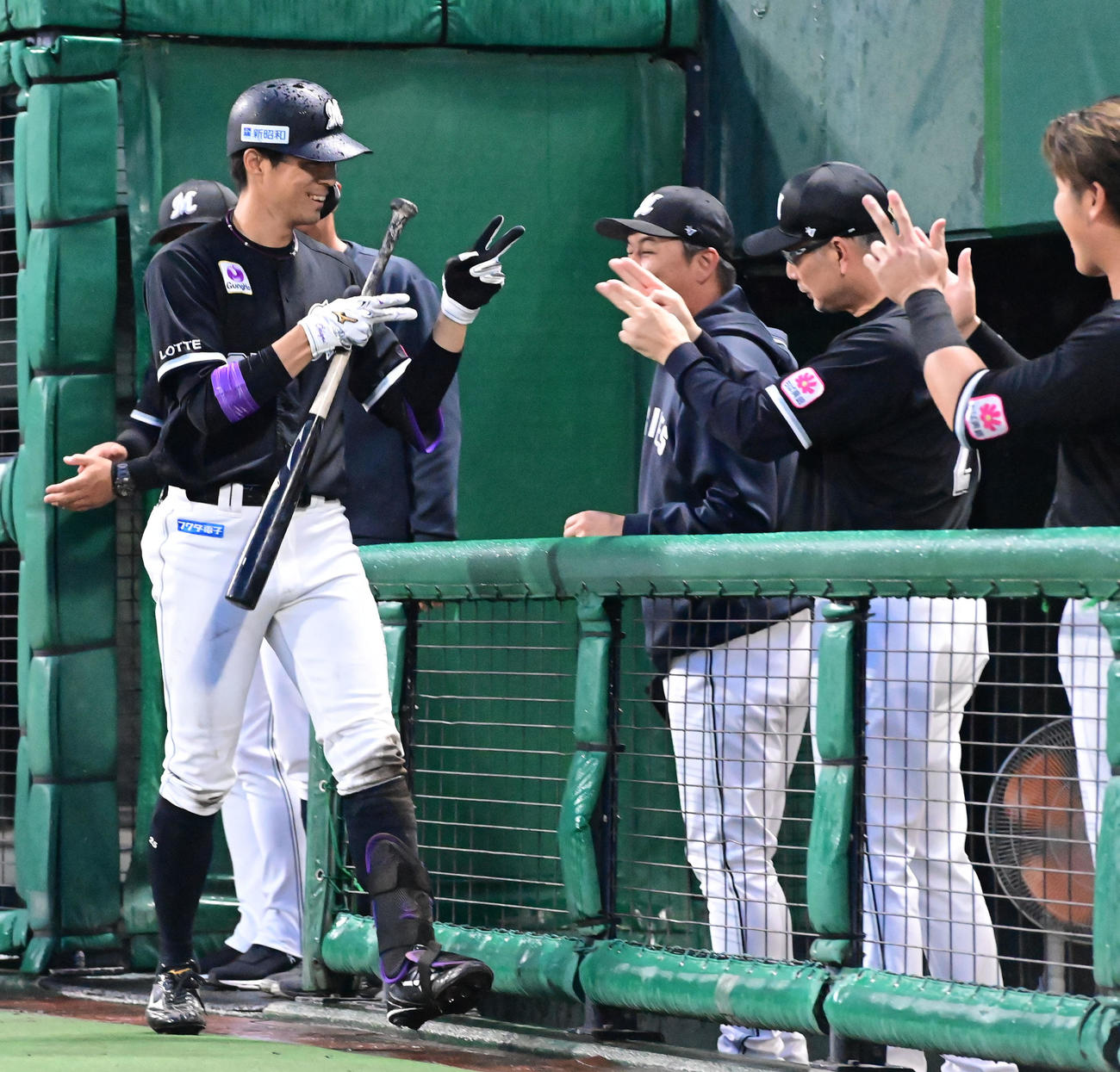 オリックス対ロッテ　2回表ロッテ1死、左越えに本塁打を放った岡（左）は吉井監督らとタッチ（撮影・和賀正仁）