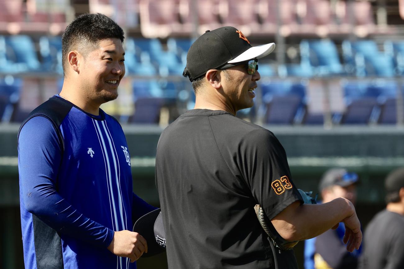 巨人対DeNA　試合前、笑顔で言葉を交わすDeNA筒香（左）と巨人阿部監督（撮影・河田真司）