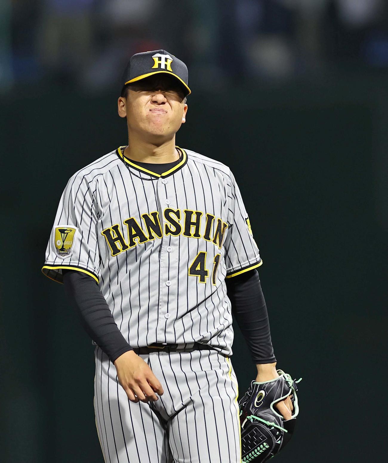 阪神対中日　8回裏中日無死一、三塁、カリステに適時打を浴びた村上は渋い表情を見せる（撮影・上田博志）