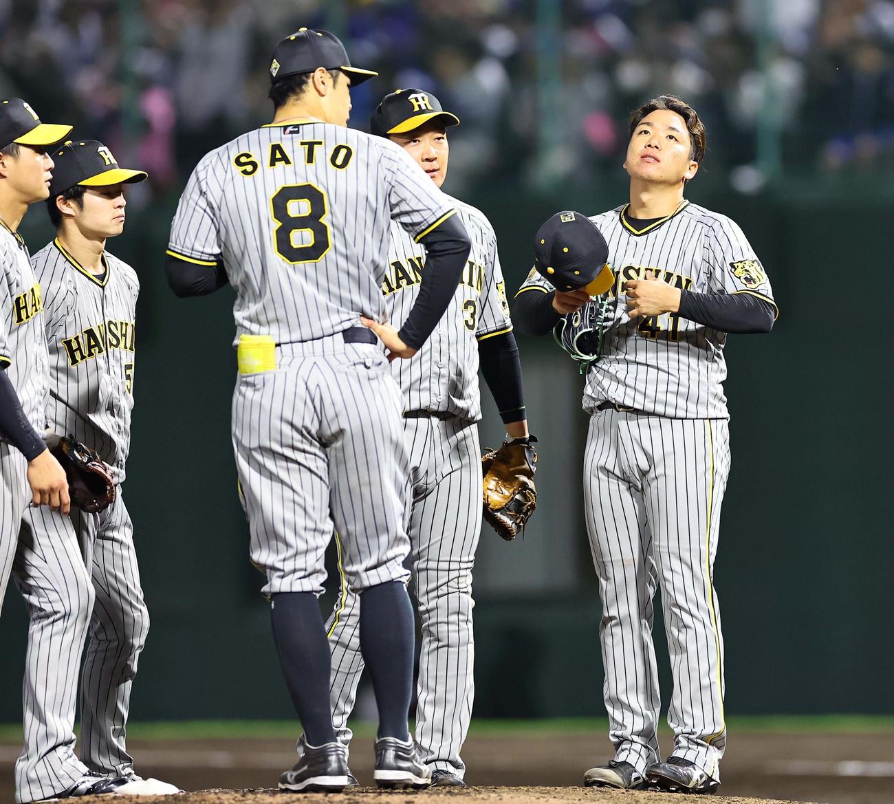 阪神対中日　村上（右）は8回裏途中4失点で降板する（撮影・上田博志）