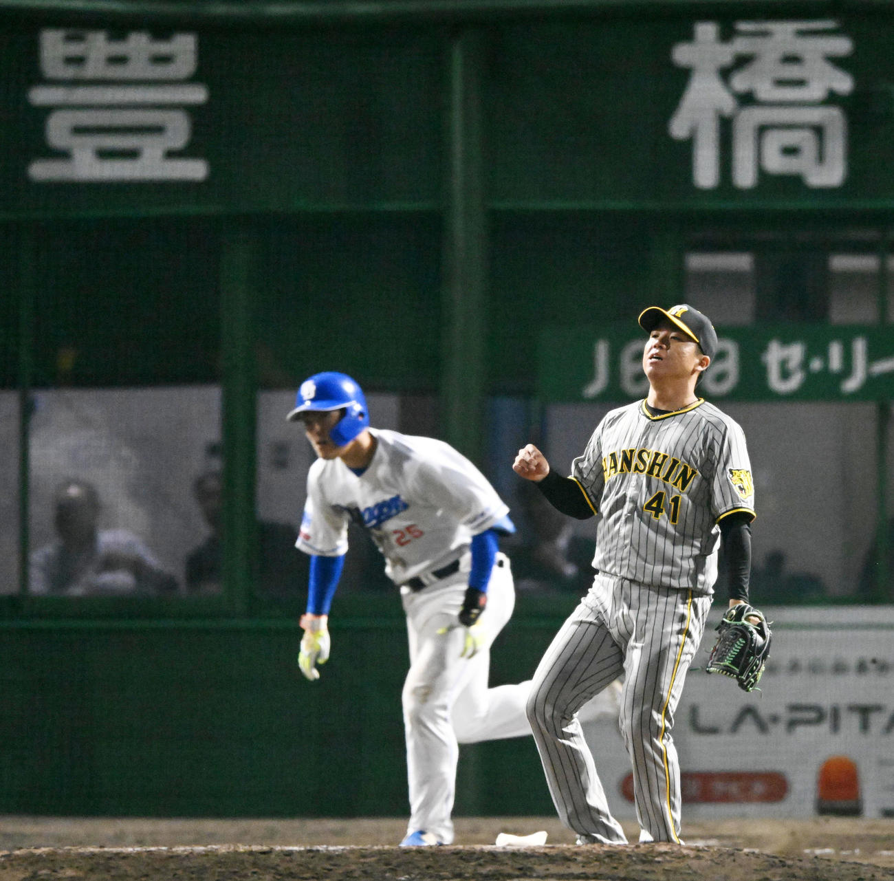 中日対阪神　8回裏中日1死満塁、石川昂に2点適時打を打たれ悔しがる村上（撮影・前岡正明）
