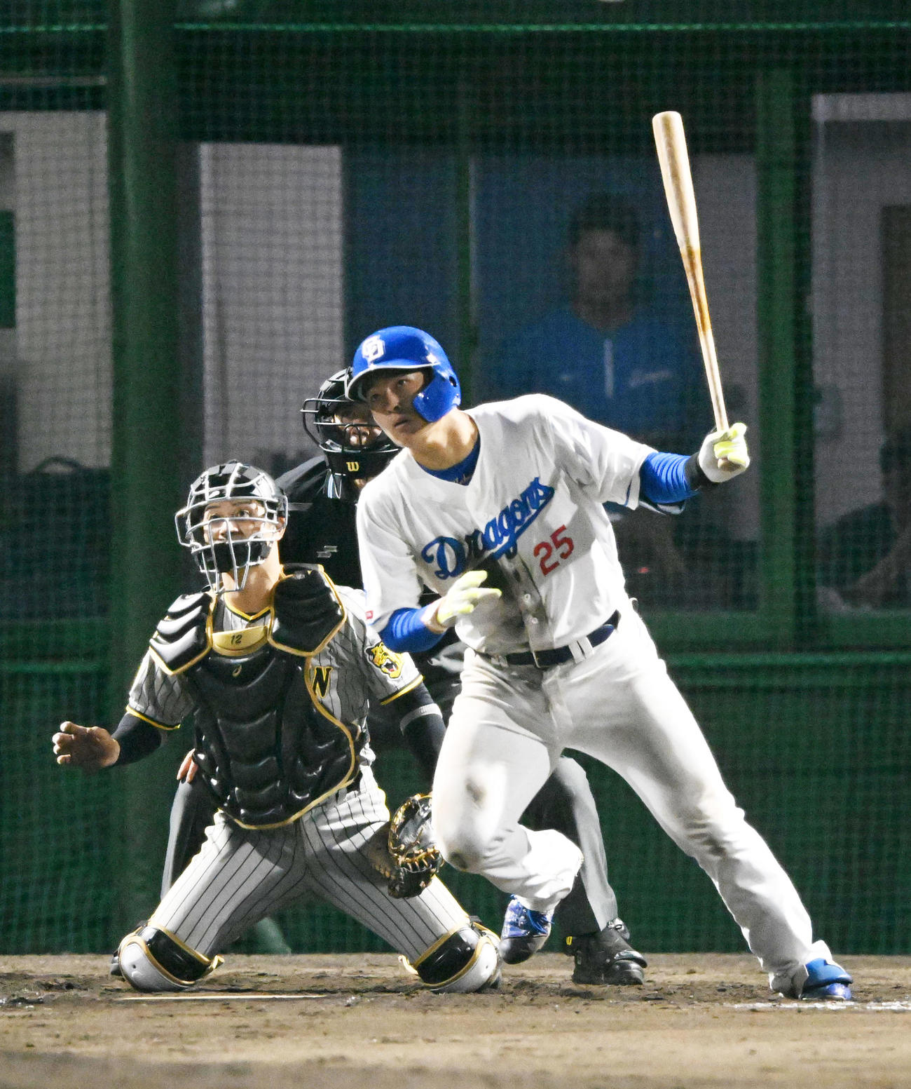 中日対阪神　8回裏中日1死満塁、石川昂は勝ち越しの右2点適時打を放つ（撮影・前岡正明）