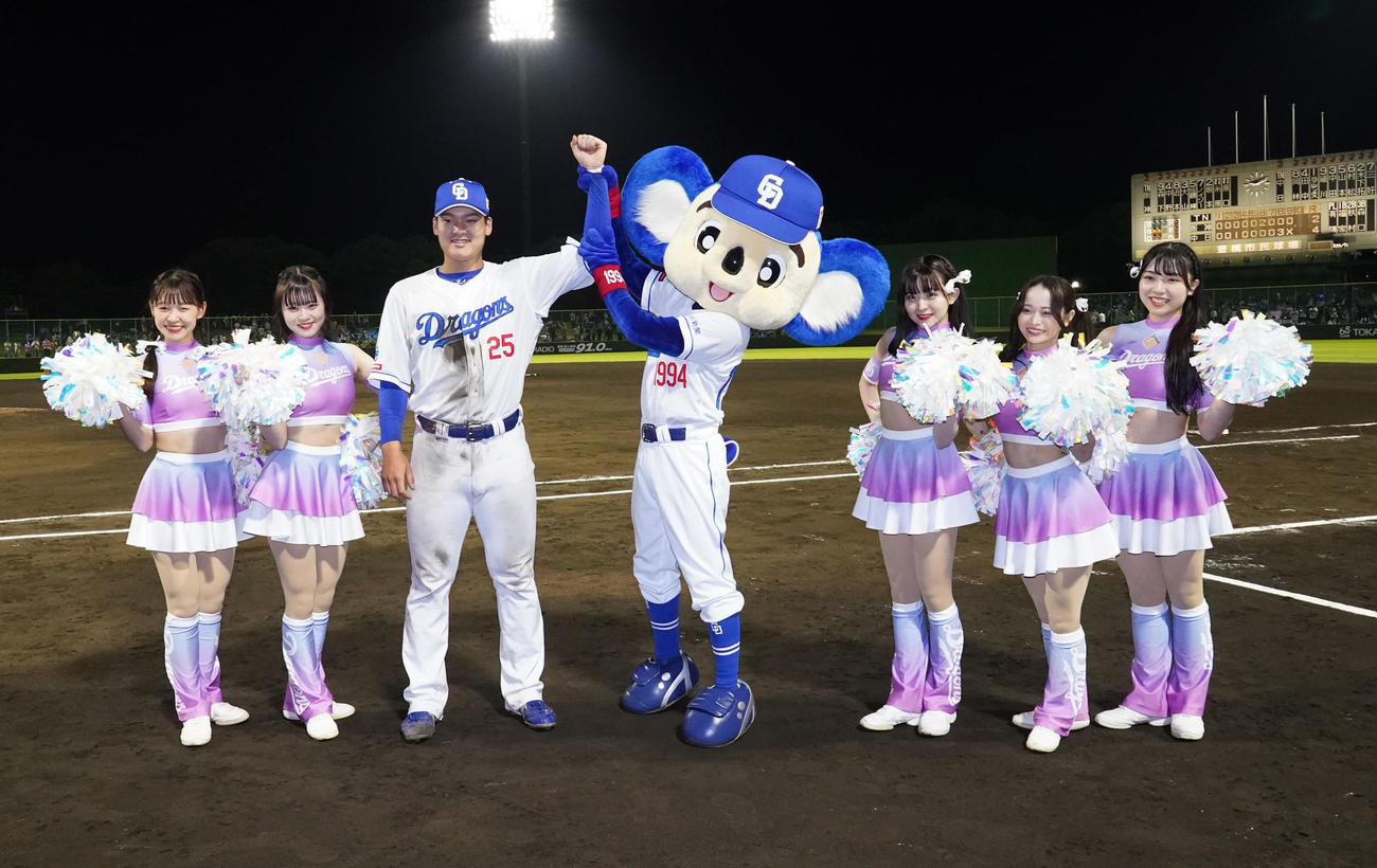 中日対阪神　ヒーローインタビューを終えチアドラメンバーとドアラと共にポーズを決めるヒーローの石川昂（左から3人目）（撮影・森本幸一）