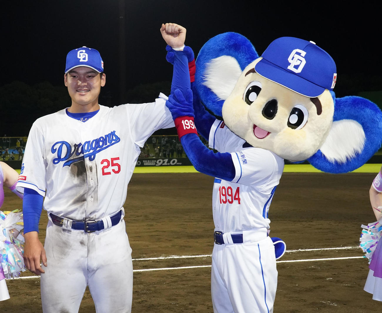 中日対阪神　ヒーローインタビューを終えドアラと共にポーズを決めるヒーローの石川昂（左）（撮影・森本幸一）