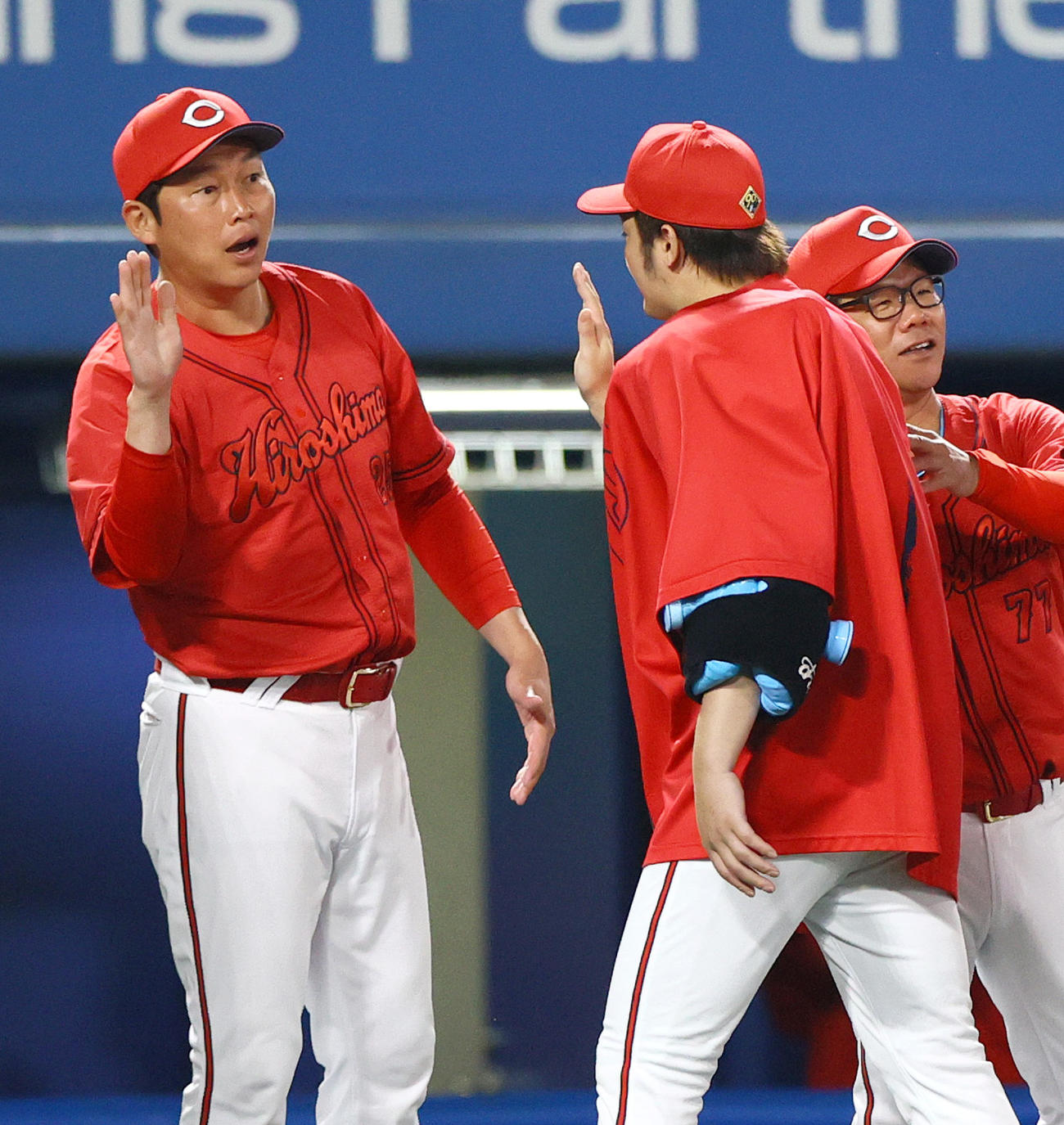 ヤクルト対広島　勝利投手の広島床田（手前）とタッチをかわす新井監督（左）（撮影・上山淳一）
