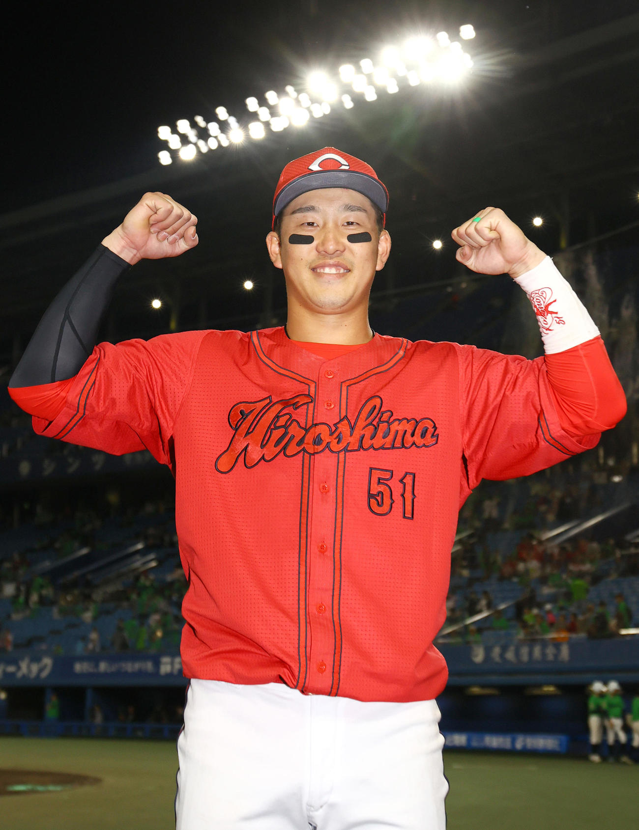 ヤクルト対広島　ヒーローインタビュー後、笑顔で記念撮影する広島小園（撮影・上山淳一）