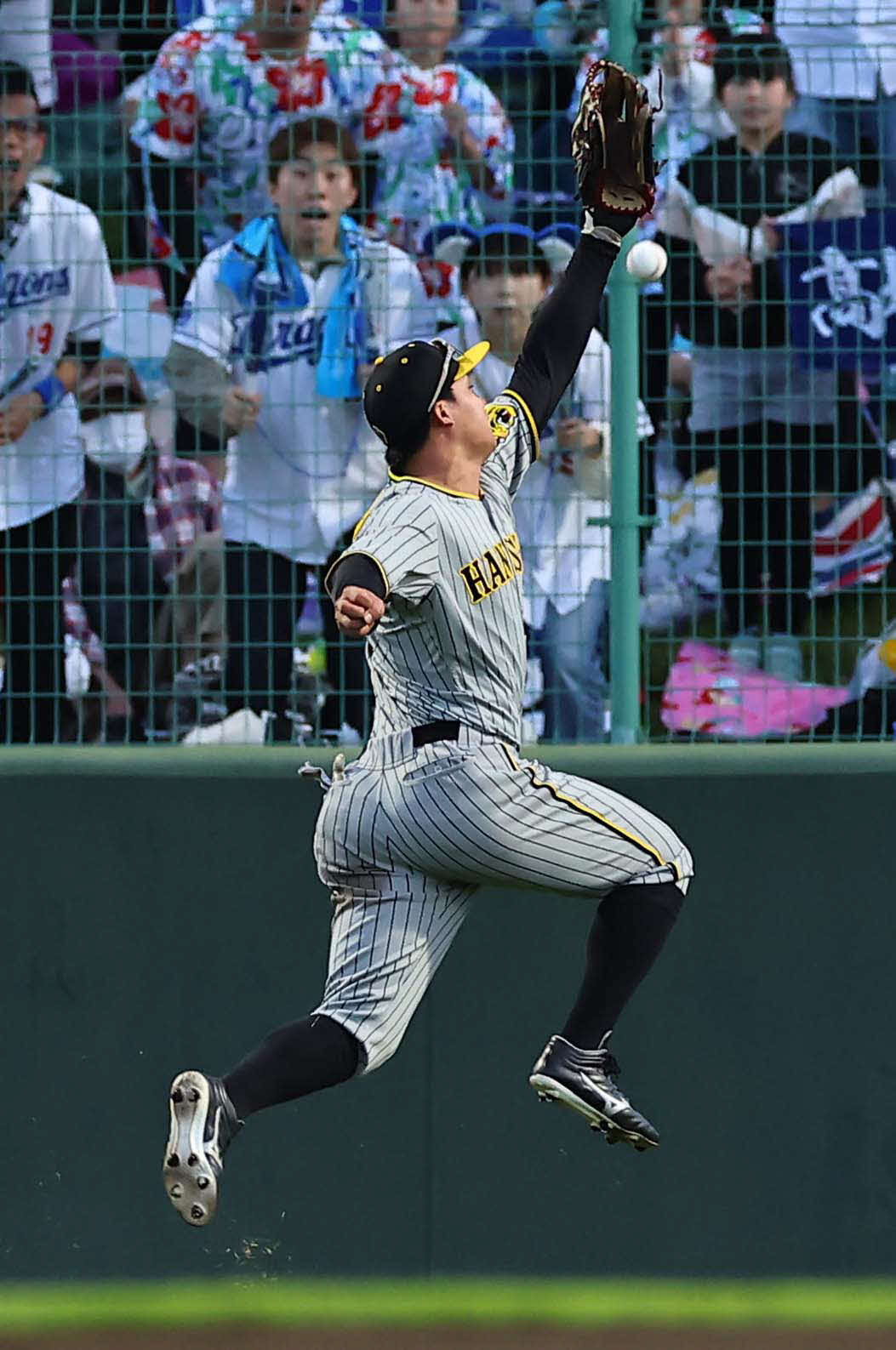 阪神対中日　3回裏中日無死、森下は高橋宏の打球を捕れず二塁打を許す（撮影・上田博志）