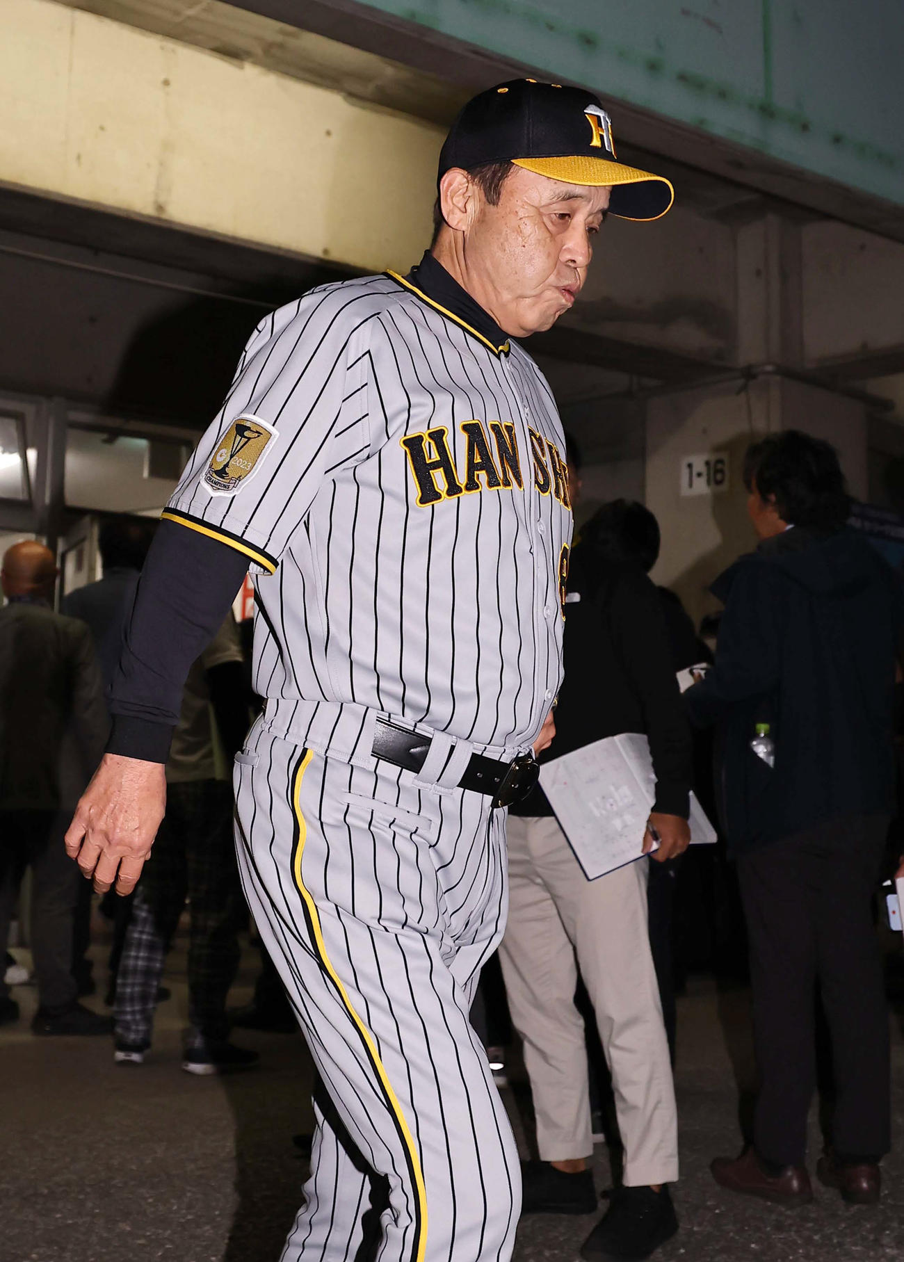 阪神対中日　豊橋市民球場を引き揚げる岡田監督（撮影・上田博志）
