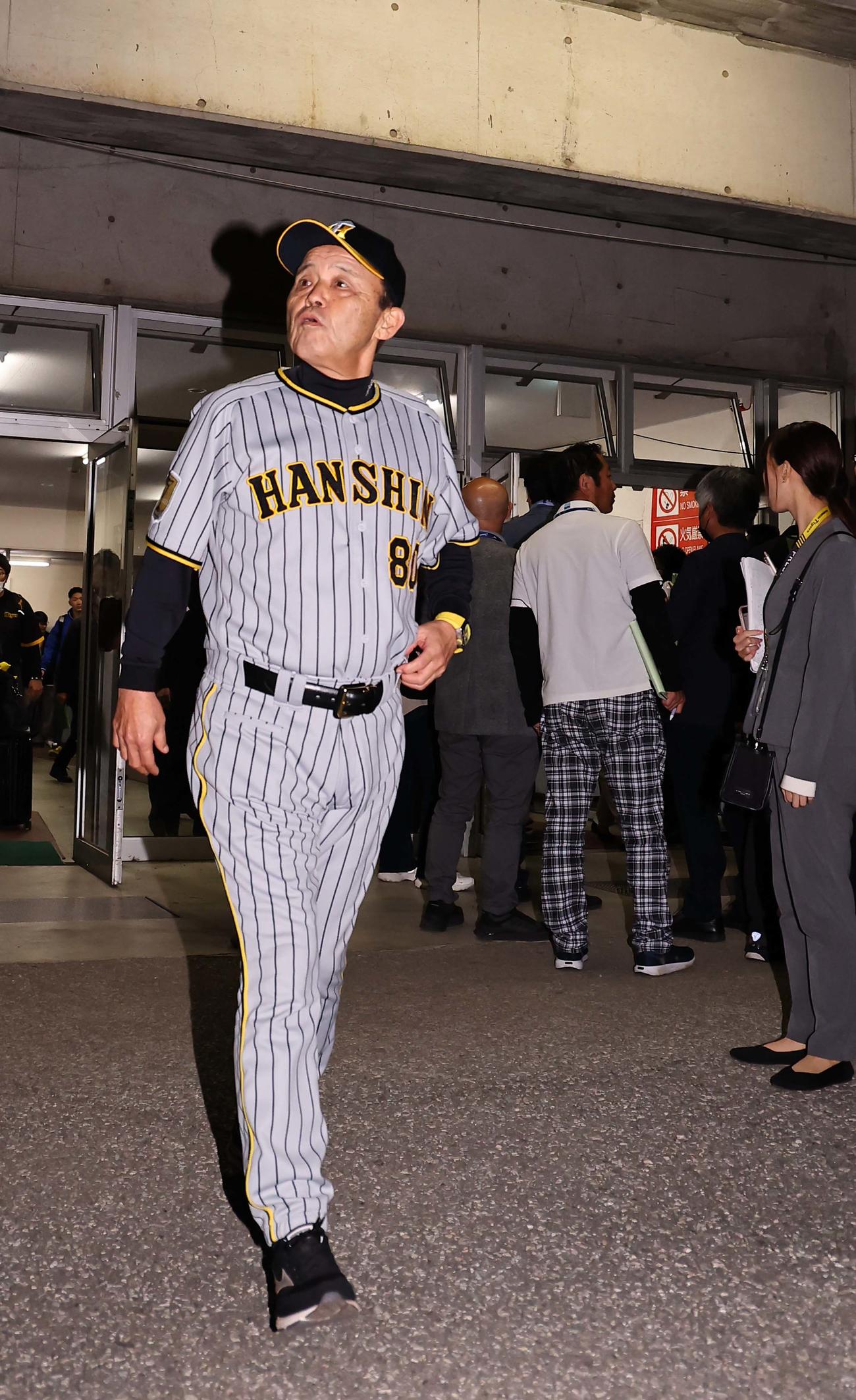 阪神対中日　豊橋市民球場を引き揚げる岡田監督（撮影・上田博志）