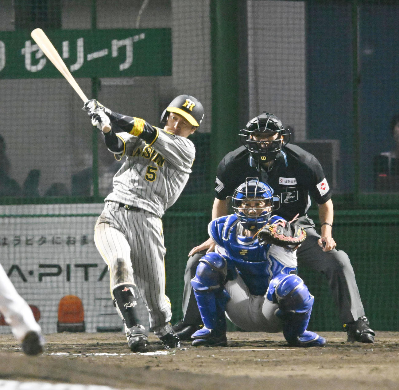中日対阪神　7回表阪神2死、近本は右二塁打を放つ（撮影・前岡正明）
