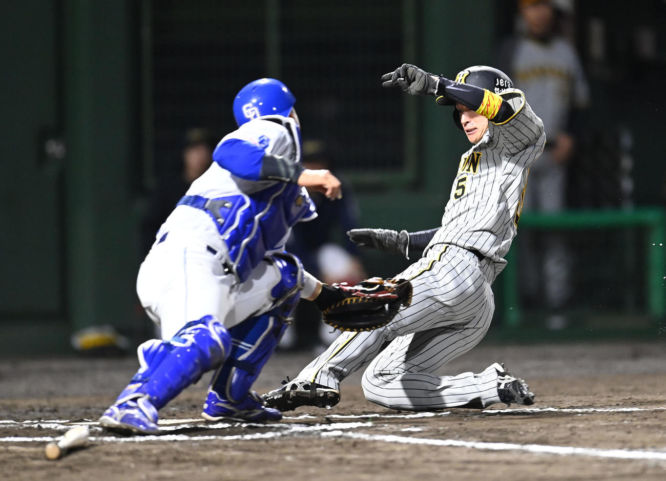 中日対阪神　6回表阪神1死二、三塁、前川の一塁への打球を一塁手中田が野選、三塁から近本が生還する。捕手は加藤匠（撮影・森本幸一）
