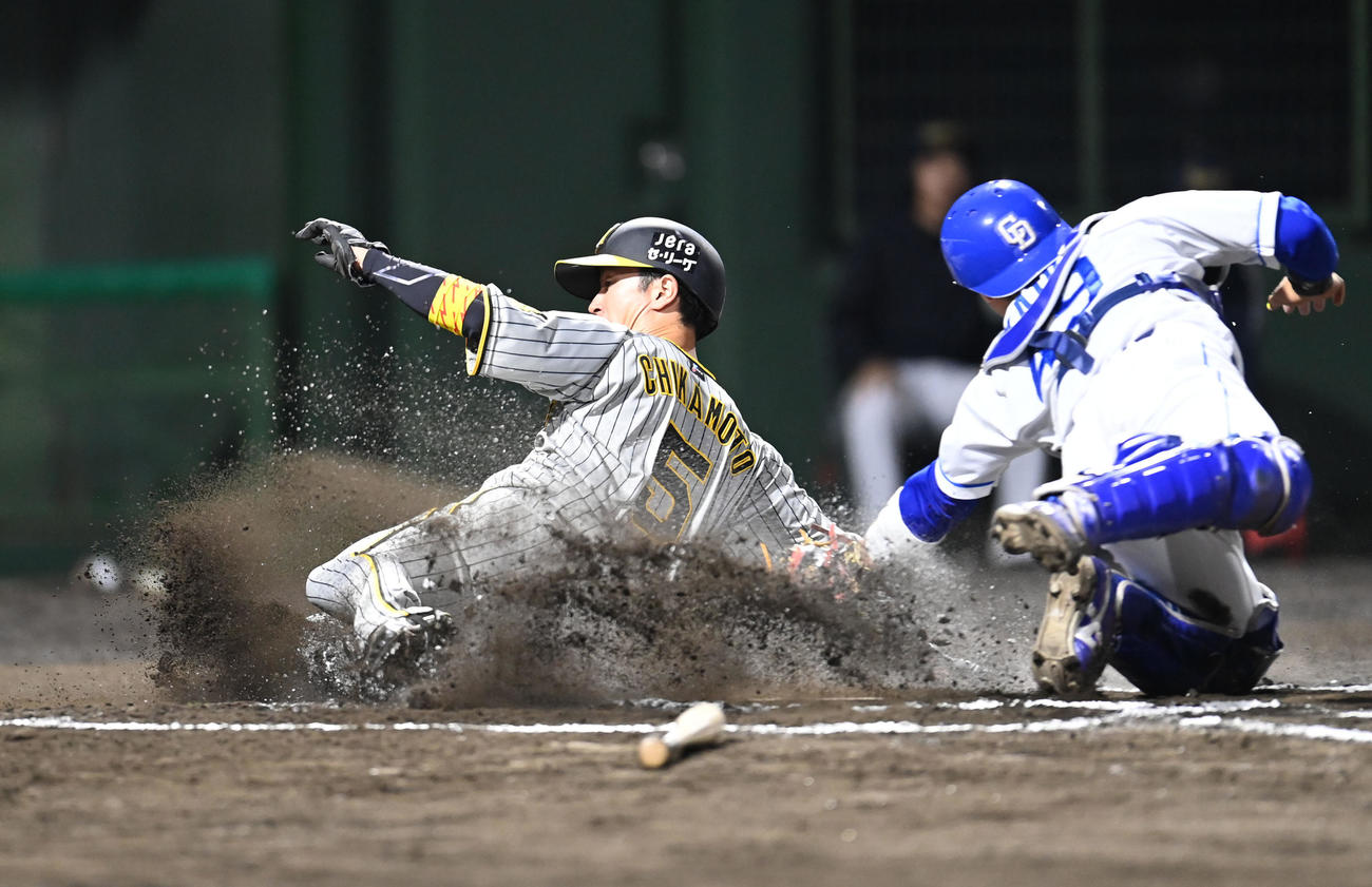 中日対阪神　6回表阪神1死二、三塁、前川の一塁への打球を一塁手中田が野選、三塁から近本が生還する。捕手は加藤匠（撮影・森本幸一）