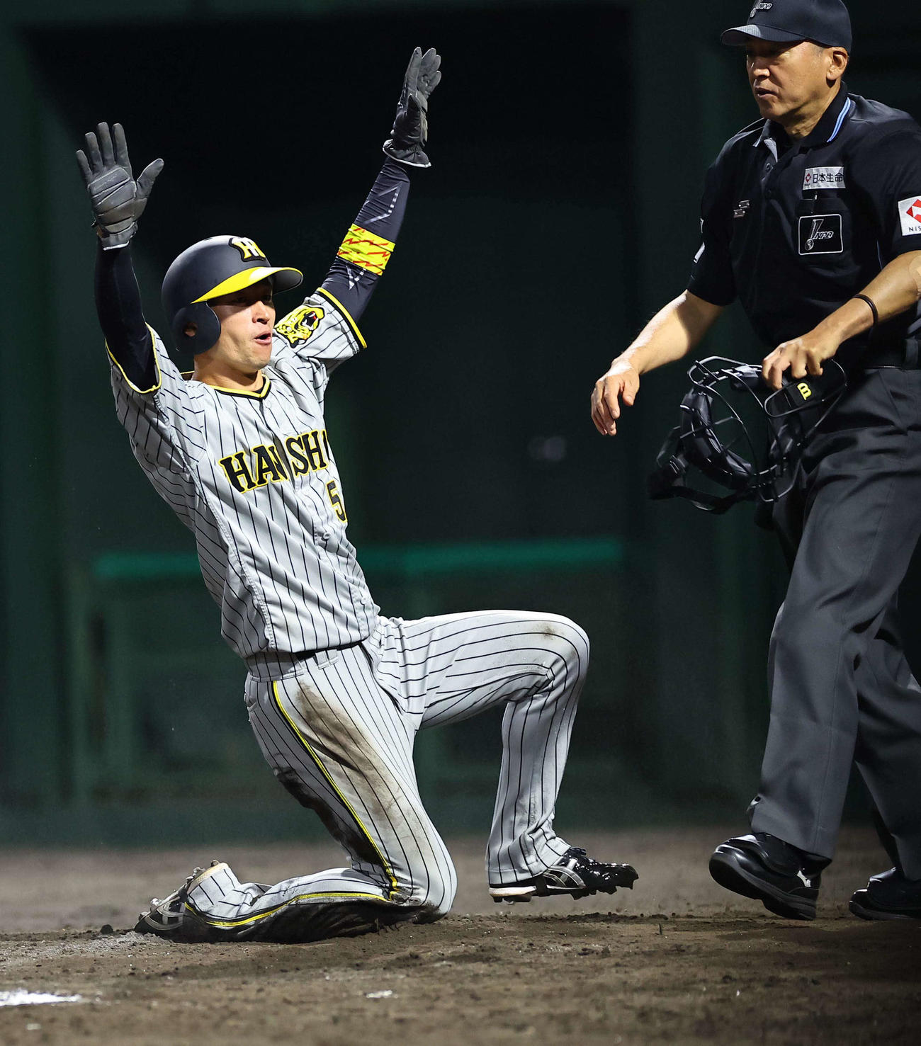 阪神対中日　6回表阪神1死二、三塁、近本は中田の野選で生還する（撮影・上田博志）